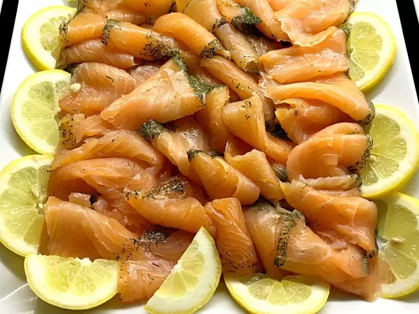 Frischer Lachs mit Zitronen