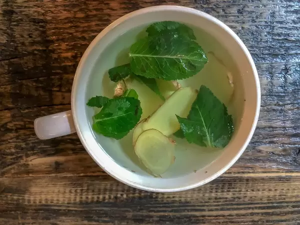 Frischer Minze-Ingwer Tee im Hans im Glück Restaurant in der Altstadt-Nord von Köln