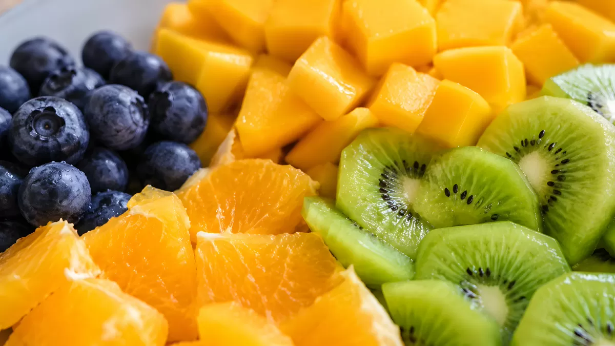 Frischer Obstteller mit Beeren, Mango und Kiwi