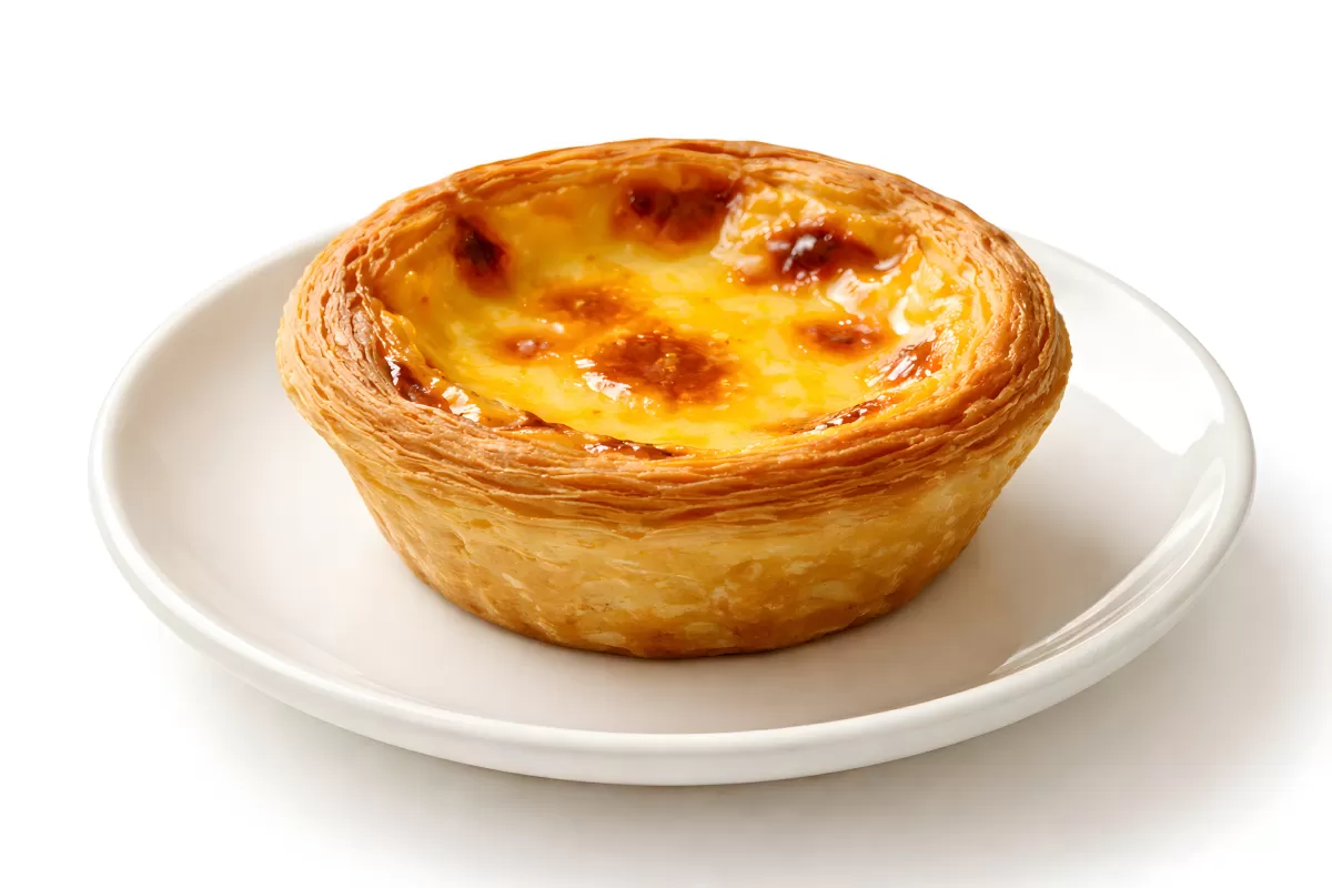 Frischer Pastel de Nata auf weißem Teller