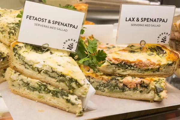 Frischer Quiche mit Feta und Lachs