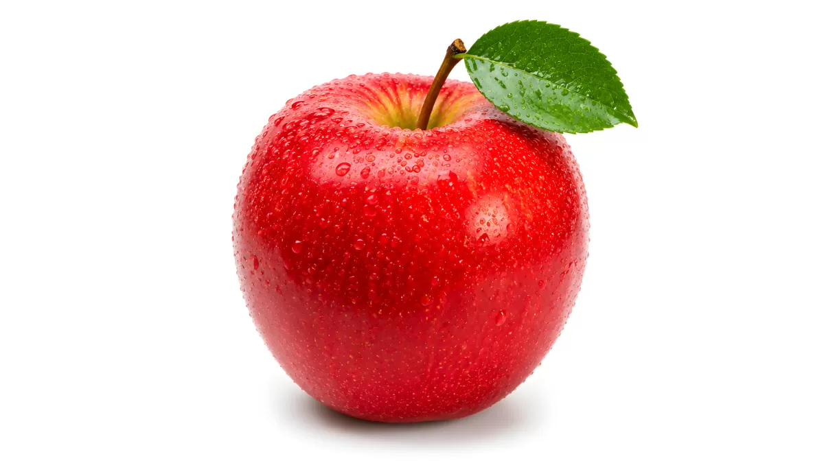 Frischer roter Apfel mit Wassertropfen und Blatt