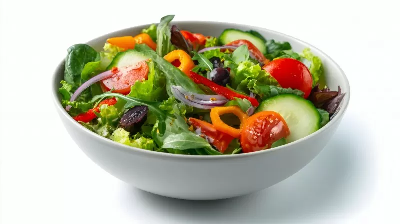 Frischer Salat mit Gurke und Oliven auf weißem Hintergrund