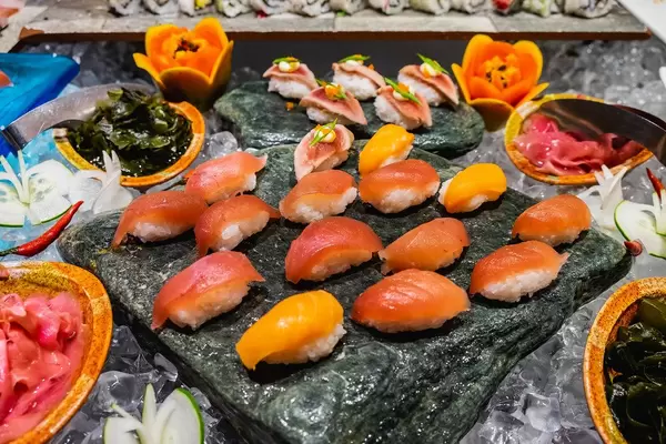 Frischer Sashimi, roher Fisch, auf einer Steinplatte