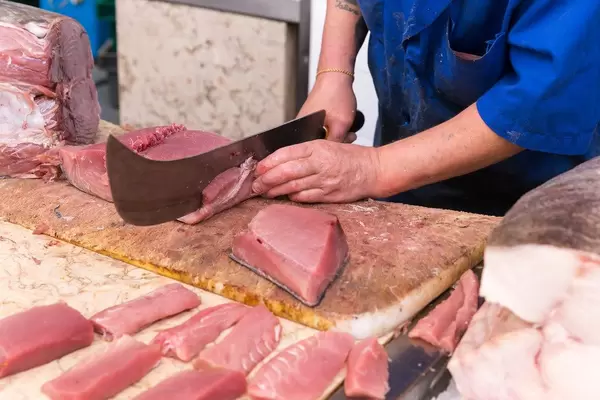 Frischer Thunfisch mit Fischmesser