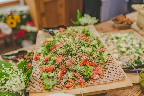 Frischer Tomatensalat mit Körner