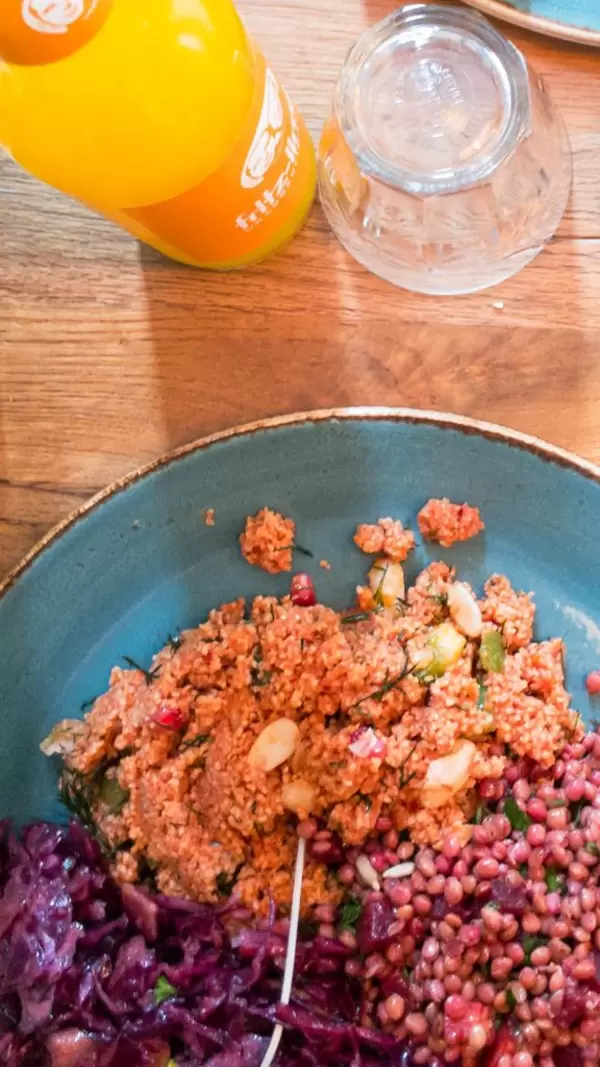 Frischer veganer Salat mit Rotkohl, Couscous und Linsen
