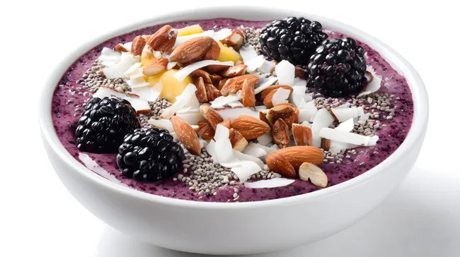 Frisches Acai-Schälchen mit Brombeeren, Mandeln und Kokos