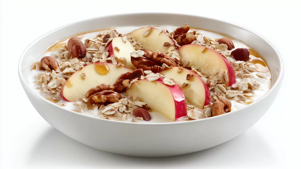 Frisches Apfel Müsli mit Nüssen und Honig in Schüssel