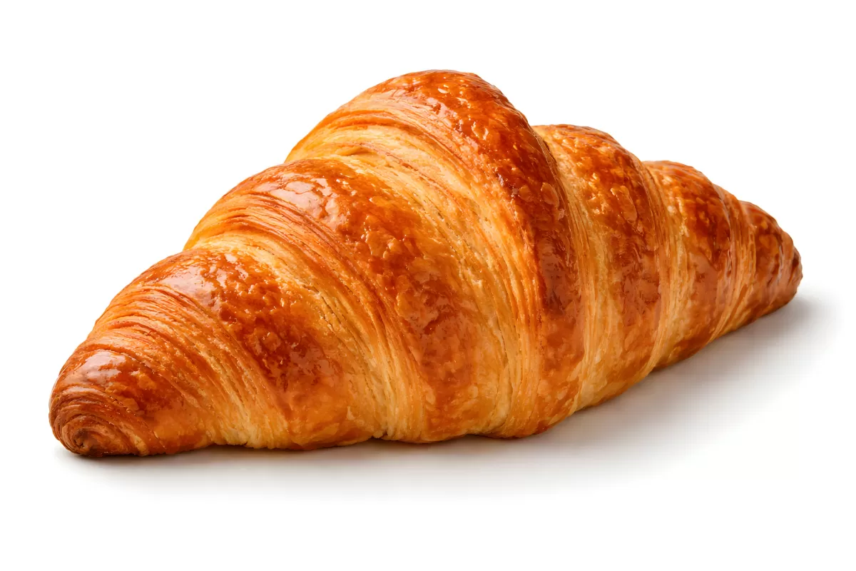 Frisches Croissant mit goldbrauner Kruste auf Weiß