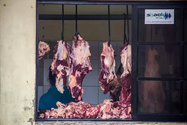 Frisches Fleisch hängt zum anschauen bei einem Metzger