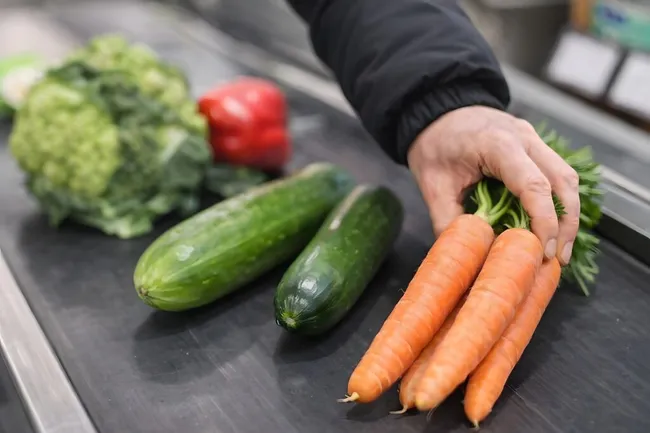 Frisches Gemüse auf Supermarktkasse
