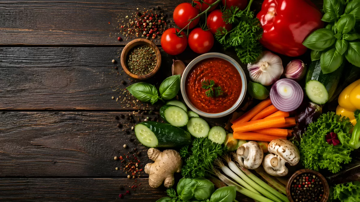 Frisches Gemüse mit Tomatensauce auf Holztisch
