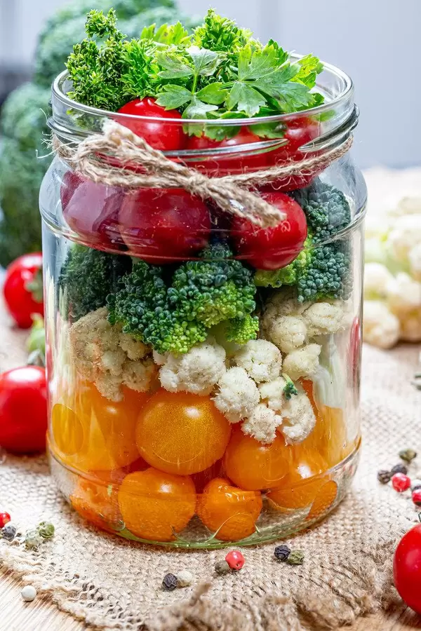 Frisches Gemüse in einem Einlegeglas auf einem Leinentuch