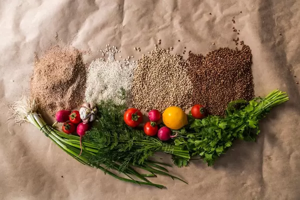 Frisches Gemüse und natürliche Getreide als nützliche und gesunde Ernährung, mit farbenfrohen Radieschen und Tomaten