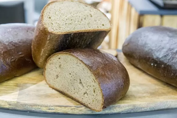 Frisches Klosterbrot aufgeschnitten