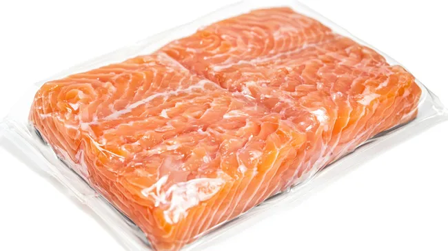 Frisches Lachsfisch-Steak vakuumverpackt