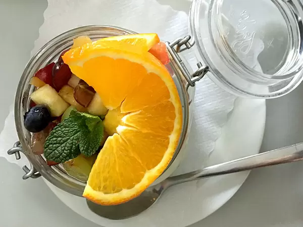 Frisches Müsli mit Obstsalat
