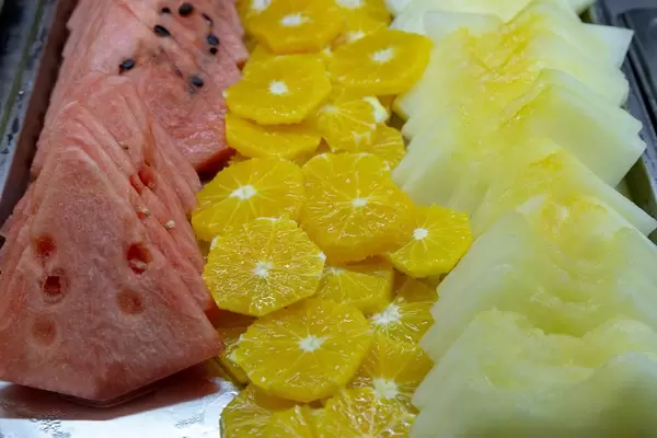 Frisches Obst an einem Buffet - Orangenscheiben, Ananas und Wassermelone