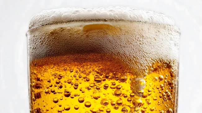 Frisches, perlend-schäumendes Bier in Nahaufnahme