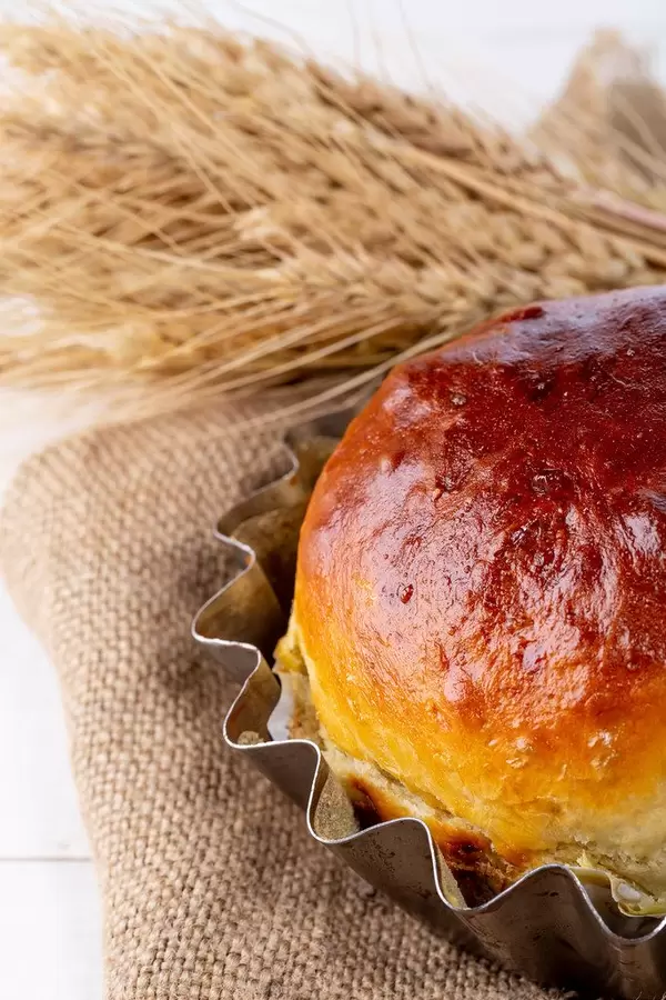 Frischgebackenes Brot in der Backform aus der Nahaufnahme,