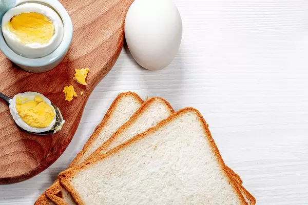 Frischgekochtes, hartes Ei mit Toast auf dem Frühstückstisch für den Brunch