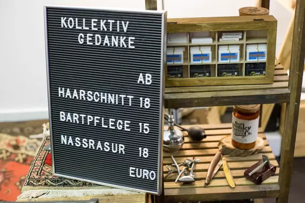 Friseurbedarf: antiquierte Rasiermesser, Haarschneider und sonstige Utensilien