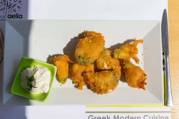 Frittierte Brokkoli mit Dip im Aelia Restaurant Kassandra