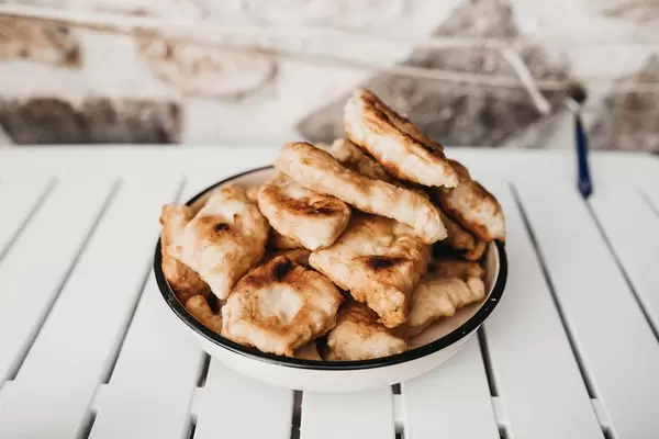 Frittierte Brötchen auf dem Teller. Frühstück auf balkanische Art
