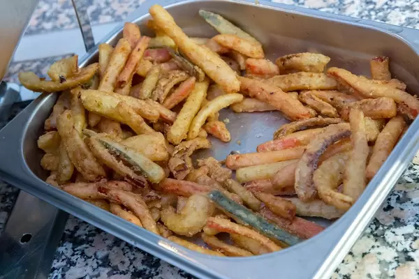 Frittierte Gemüsestreifen