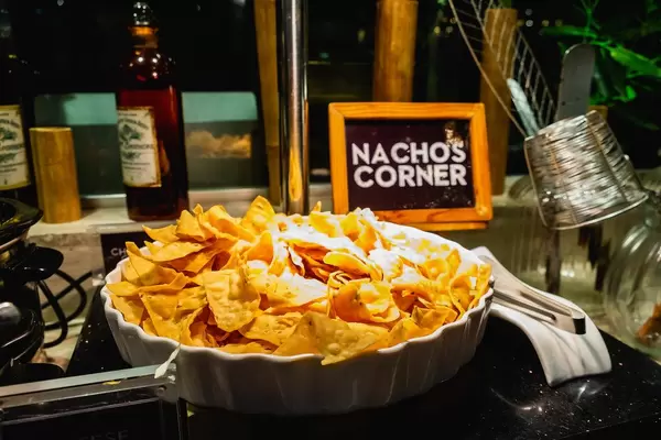 Frittierte Nachos in einer weißen Schale am Büfett