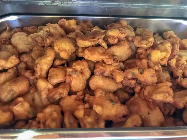 Frittierte Shrimps in einem Gastro-Wärmebehalter