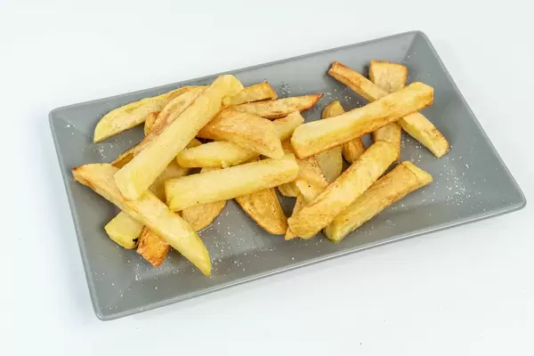 Frittierte und gesalzene Pommes auf einem grauen Teller auf weißem Hintergrund