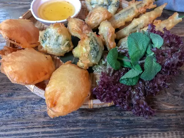 Frittiertes Gemüse mit asiatischem Dip, serviert auf einem Bambustablett im Hans im Glück Restaurant in Köln