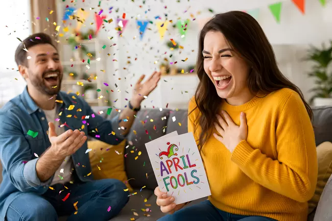 Fröhliche Freunde feiern den Aprilscherz-Tag