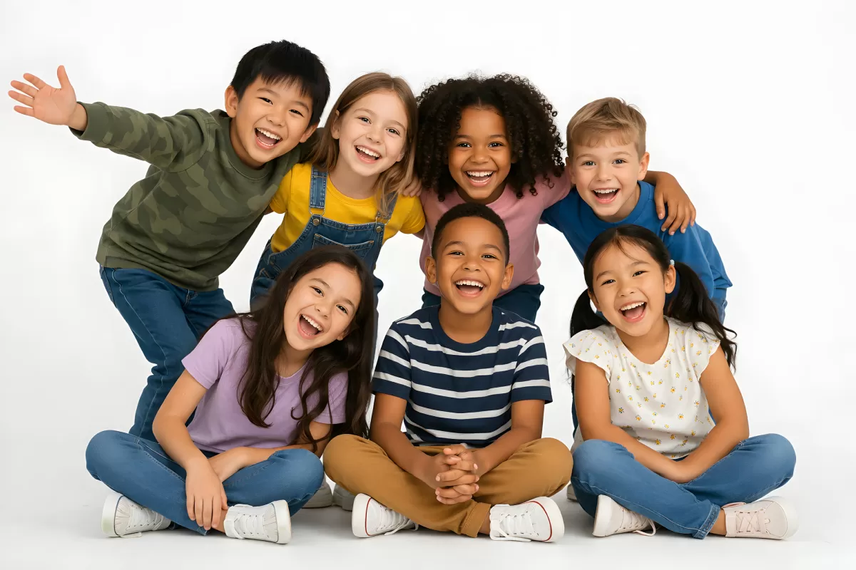 Fröhliche Kinder in bunten Outfits