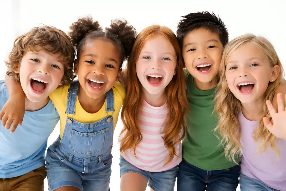 Fröhliche Kindergruppe lacht in die Kamera
