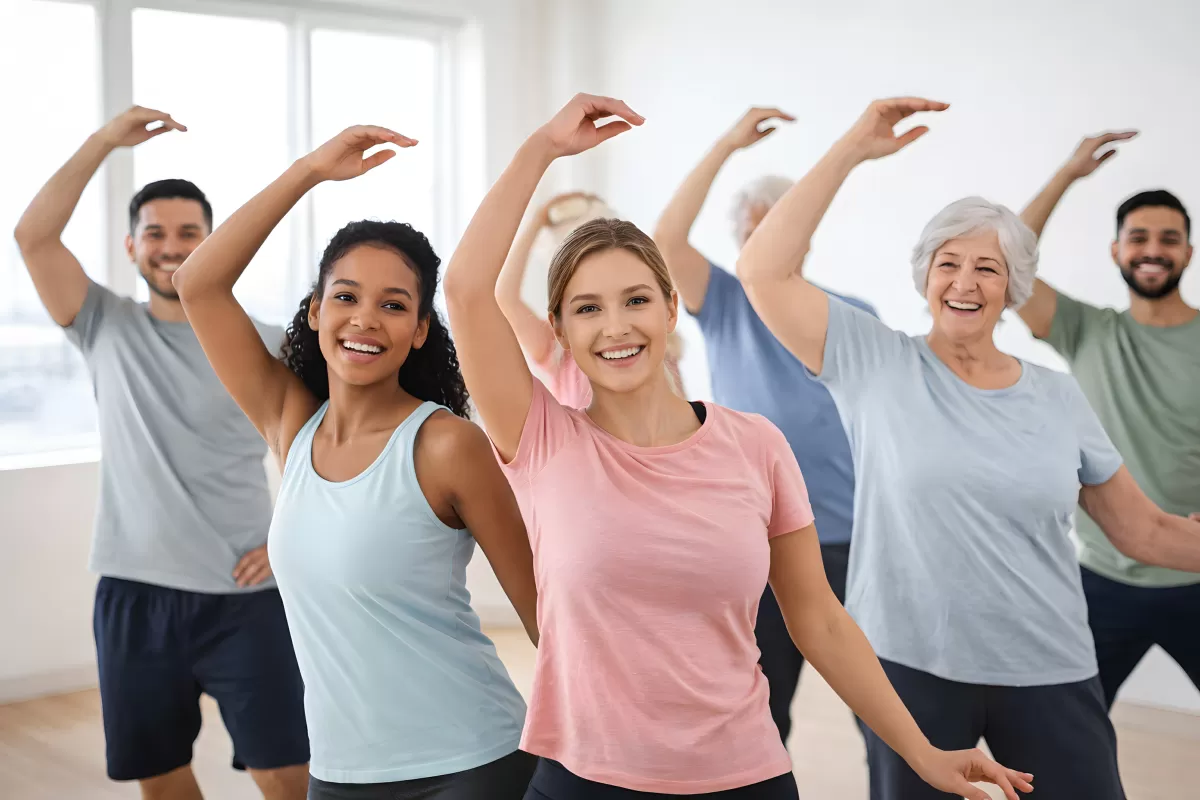 Fröhliche Menschen bei gemeinsamer Yoga-Übung im hellen Raum