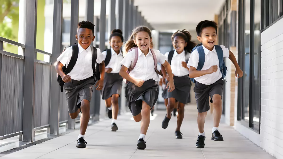 Fröhliche Schulkinder rennen lachend durch den Flur