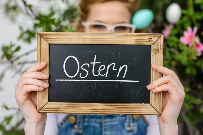 Frohe Ostern - Kreidetafel mit Aufschrift