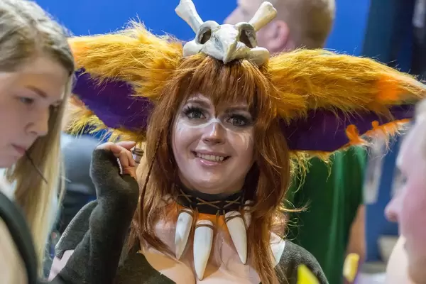 Fröhliche Cosplayerin schaut in die Kamera - Gamescom 2018