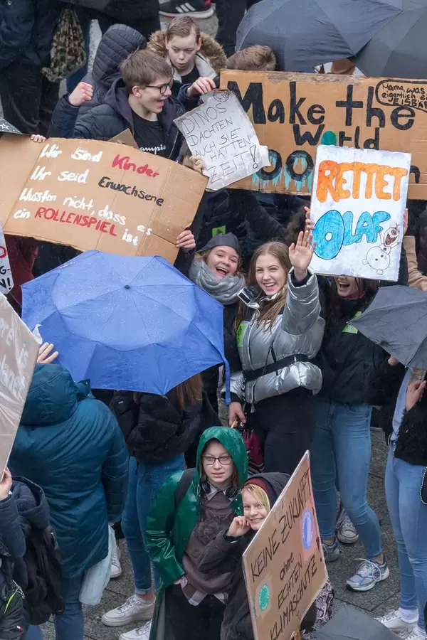 Fröhliche Kindergesichter auf Fridays For Future Köln