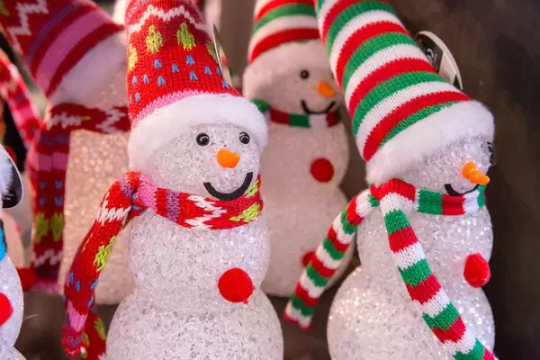 Fröhliche Kunst Schneemänner mit bunten Mützen und Schals