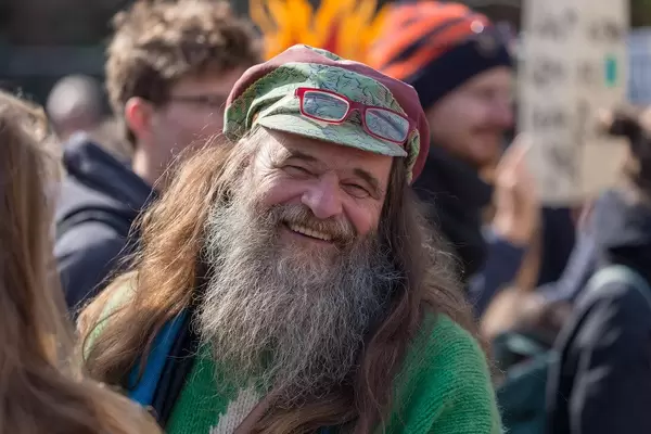 Fröhlicher Demonstrant beim Fridays for Future Klimastreik - Generationsübergreifender, weltweiter Protest