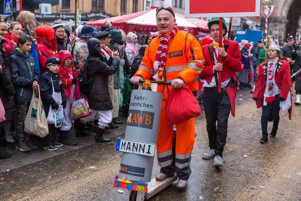 Fröhliches Kehrmännchen vom Abfallbetrieb auf einem Scooter mit Mülleimer ausgestattet beim Rosenmontagsumzug in Köln