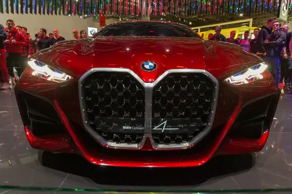 Front view with vertical kidney grille as signature feature of BMW Concept 4