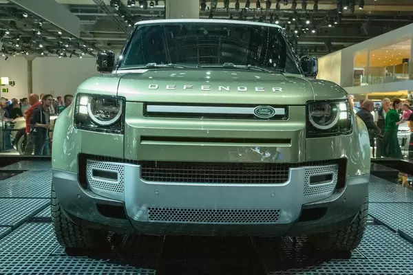 Frontansicht des grünen Geländewagens Land Rover Defender 90 D240, Dieselfahrzeug