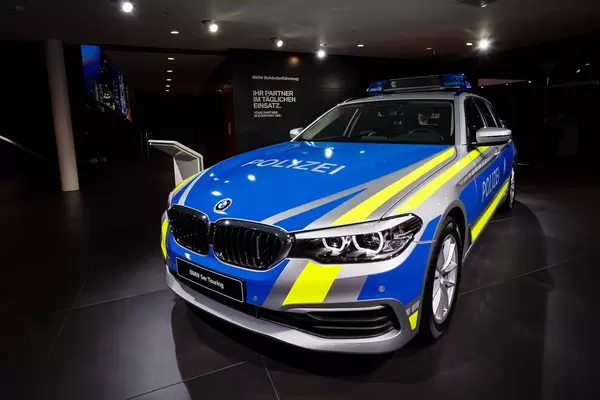 Frontansicht des neuen BMW 5er Touring als Polizeiwagen  bei der IAA 2017