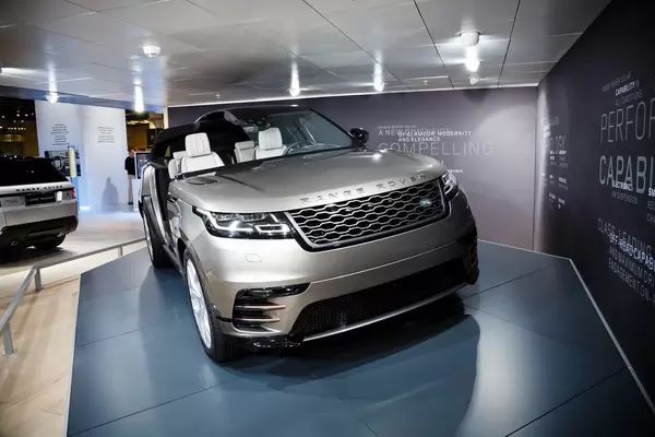 Frontansicht des neuen Range Rover Velar P380 HSE  von Land Rover bei der IAA 2017 an