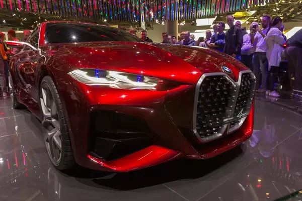 Frontansicht des Sportwagens BMW Concept 4 mit überdimensionalen Nieren